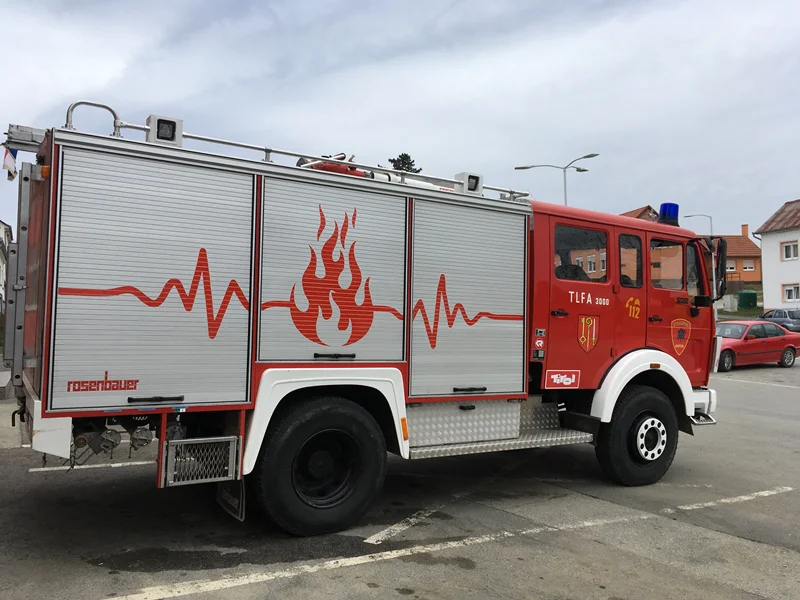 Mercedes-Benz 1222