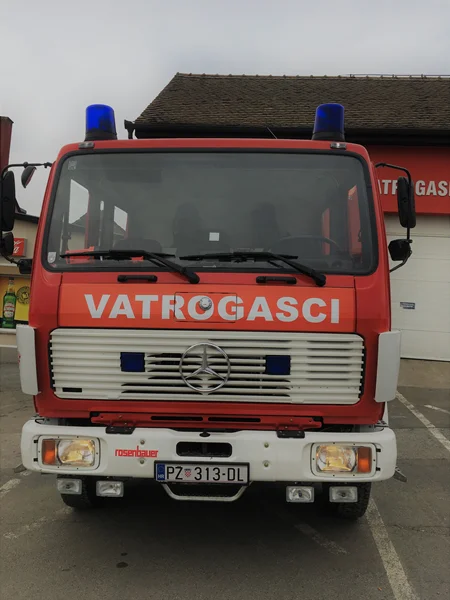 Mercedes-Benz 1222